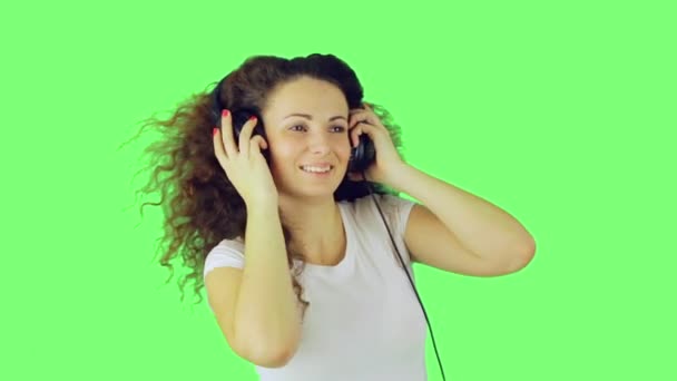 La muchacha que escucha positivamente la música con el viento — Vídeos de Stock