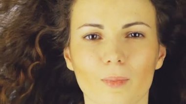 bir kızın yakın ' s yüz, Saçında beyaz bir arka plan esen rüzgar