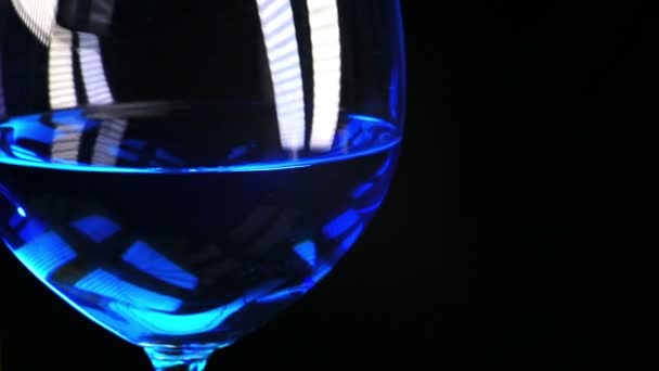 De rotatie van het blauw met een fles wijn — Stockvideo
