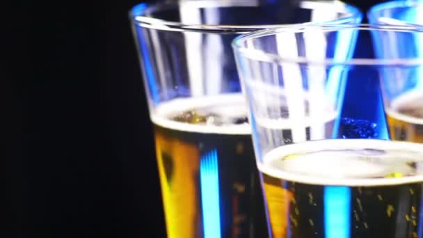 3 Gläser Bier drehen sich, oben — Stockvideo