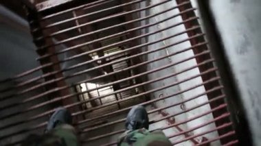 STALKER: asker dışarı ve karmaşa içinde bir yol arar