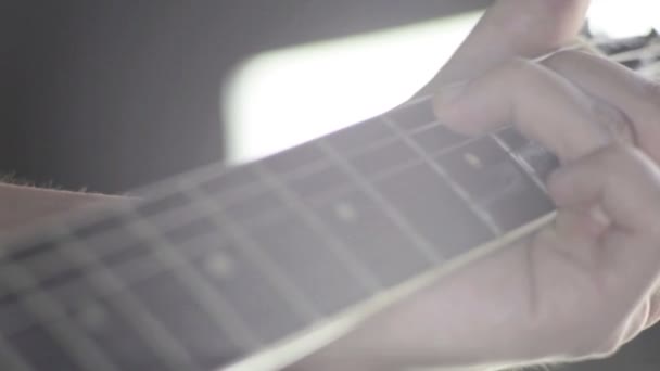 Suonare la chitarra — Video Stock