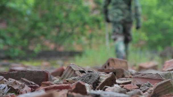 Harceleur : passer la caméra un soldat de pied — Video