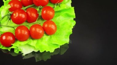 domates bir salata yaprağı vardır ve ' yuvarlak