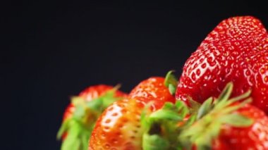 çilek, büyük ölçüde, plaka üzerinde döner