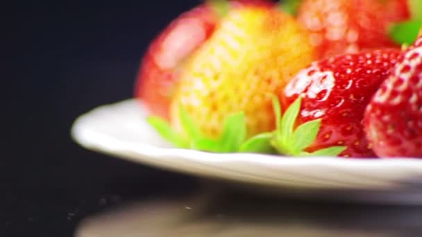 Strawberry revolves largely, on the plate — Stock Video