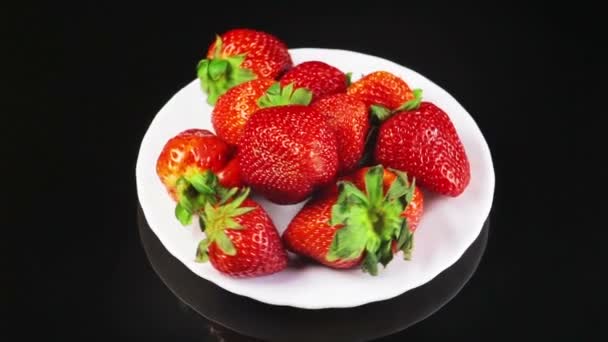 Strawberry rotates on a plate — Stock Video