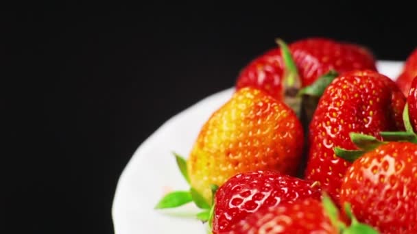 Φράουλα περιστρέφεται σε ένα πιάτο — Αρχείο Βίντεο