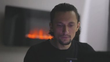 adam aramaya karar verdi