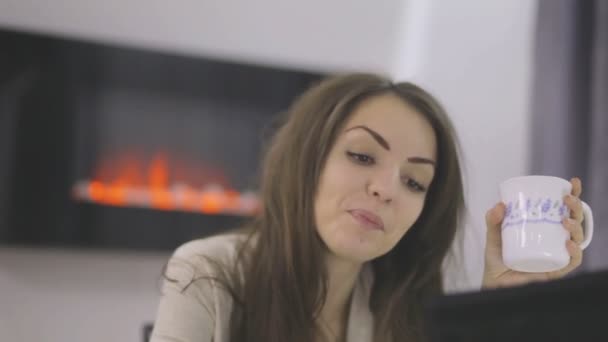 Bilgisayarın arkasındaki kız okuma, duygular — Stok video