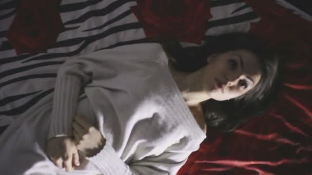 Trempage, la fille sur le lit — Video