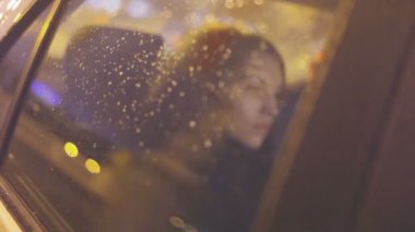 Arabadaki dalgın kız