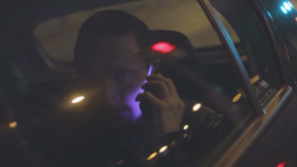 Мужчина на телефоне в машине — стоковое видео