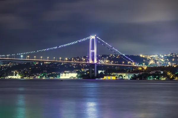Bosphorus Bridge at night, Istanbul — Stockfoto