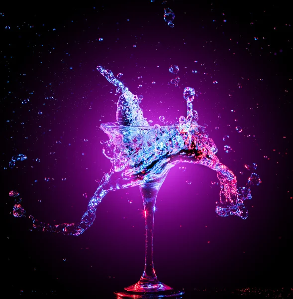 Kleurrijke cocktail in glas met splash — Stockfoto