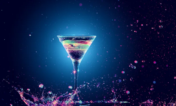 Cocktail colorido em vidro com respingo — Fotografia de Stock