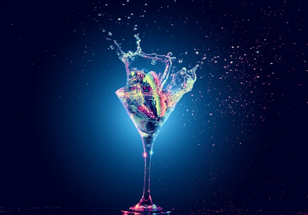 Cocktail colorato in vetro con spruzzata — Foto Stock