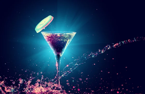Färgstark cocktail i glas med färgstänk — Stockfoto