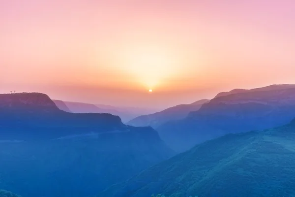 Landscape with mountains and sky in sunset — Stock Photo, Image