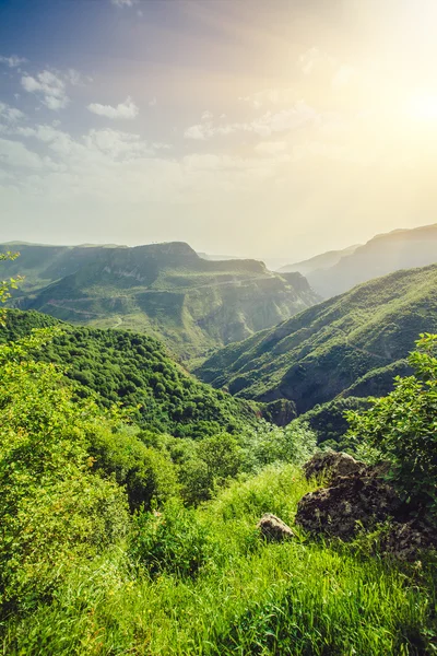 Dağlar ile manzara ve günbatımı gökyüzü — Stok fotoğraf