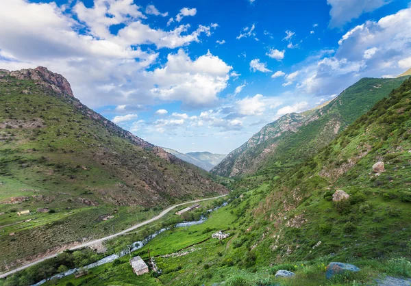 Dağlarla ve gökyüzüyle manzara — Stok fotoğraf