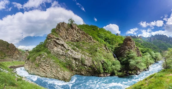 Schöner Gebirgsfluss — Stockfoto