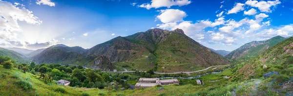 Landschap met bergen en lucht — Stockfoto