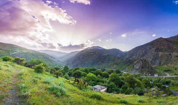 Dağlarla ve gökyüzüyle manzara — Stok fotoğraf