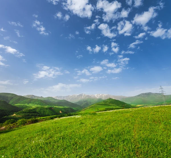 Paesaggio con montagne e cielo — Foto Stock