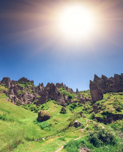 Scogliere di montagna e cielo blu — Foto Stock