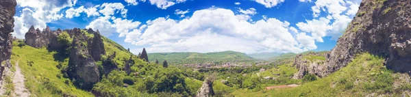 Mountain cliffs and cloudy sky — Stock Photo, Image