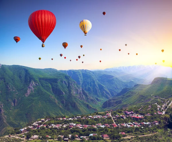 Bergen en de lucht ballonnen — Stockfoto