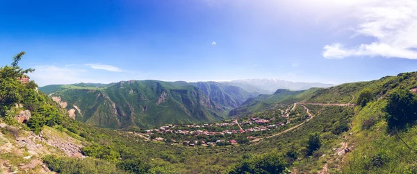 LANDSCHAP met GROENE MOUNTAINS — Stockfoto