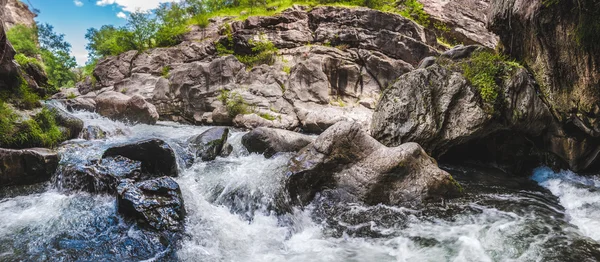 Güzel dağ şelale — Stok fotoğraf