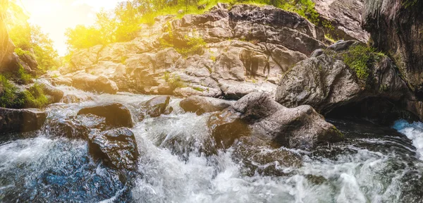 Hermosa cascada de montaña —  Fotos de Stock