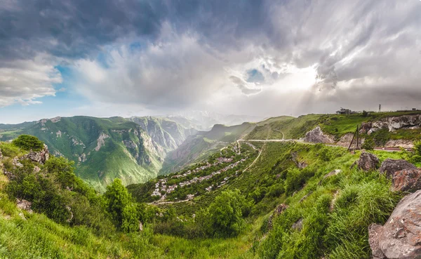 LANDSCAPE with greenEN MOUNTAINS — 图库照片