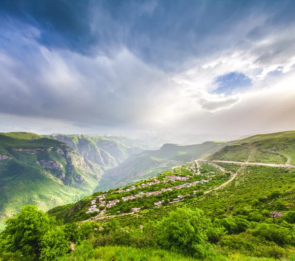 LANDSCAPE with greenEN MOUNTAINS — 图库照片