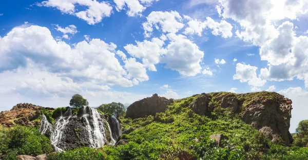Górski wodospad z niebieskiego nieba deszczu — Zdjęcie stockowe