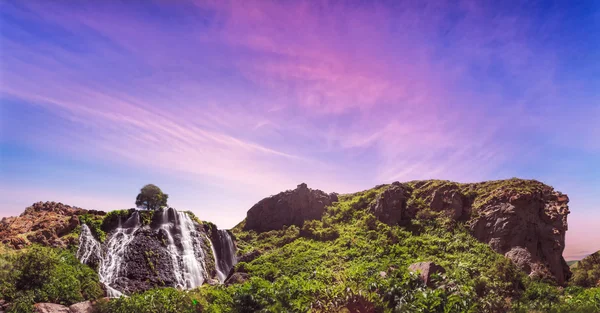Bergwasserfall mit violettem Himmel — Stockfoto