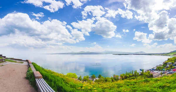 Lago e magnífico céu nublado — Fotografia de Stock