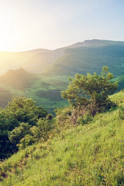 Landschaft mit Bergen und Himmel im Sonnenuntergang — Stockfoto