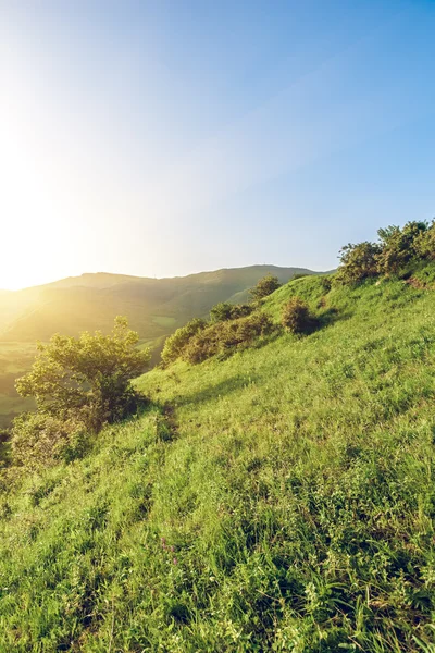 Landskap med berg och himmel i solnedgången — Stockfoto