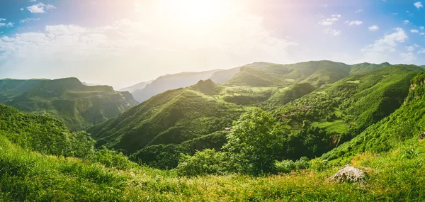 Paisagem com montanhas e céu ao pôr do sol — Fotografia de Stock