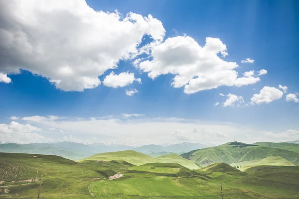 Paysage avec montagnes et ciel — Photo