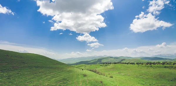 Краєвид з горами і небом — стокове фото