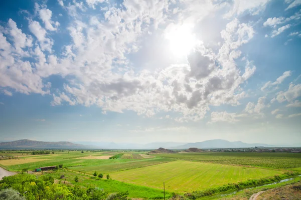 草原、丘と青空 — ストック写真