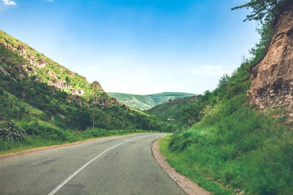 Landschaft mit Straße in den Bergen — Stockfoto