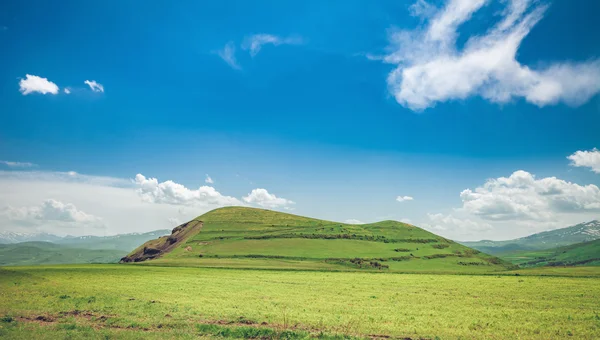 Paesaggio con montagne e cielo — Foto Stock