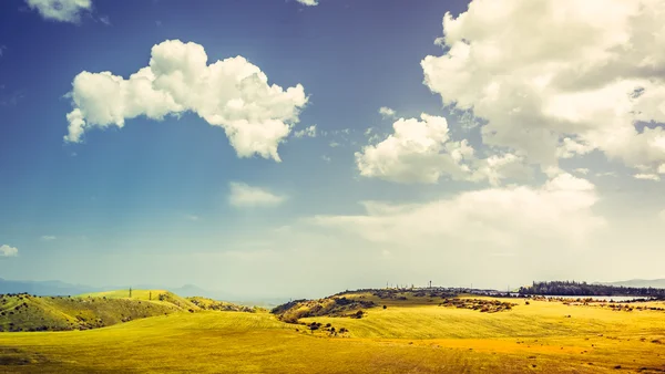 Colinas verdes e céu azul — Fotografia de Stock