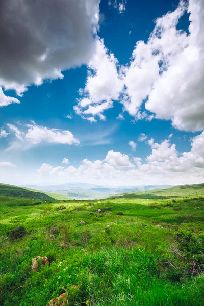 Paysage avec montagnes et ciel — Photo